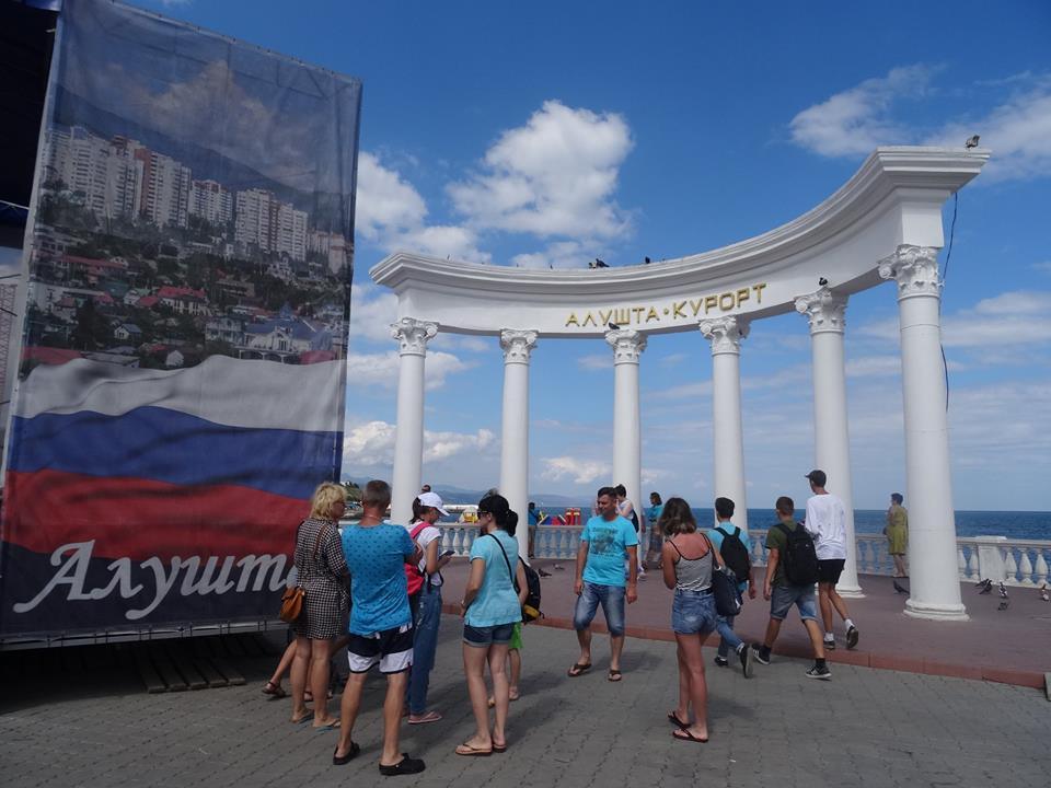 "Зачем нам, россиянам, на шее такой Крым?" Фото из Алушты