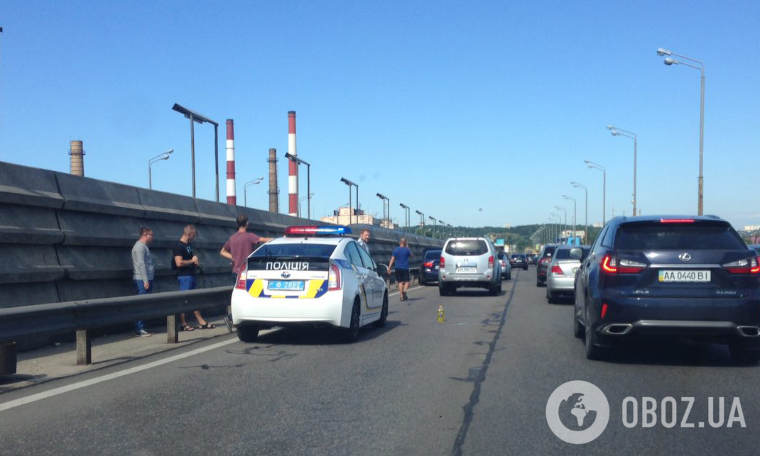 В Киеве двойное ДТП парализовало движение по мосту