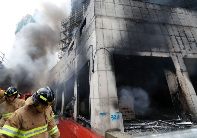 У Південній Кореї загорівся будівельний майданчик: багато постраждалих