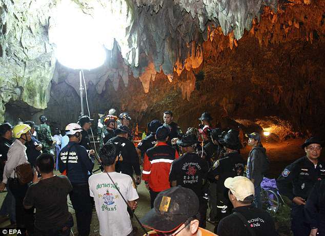 "Вони живі": в Таїланді третю добу шукають зниклих в печері футболістів