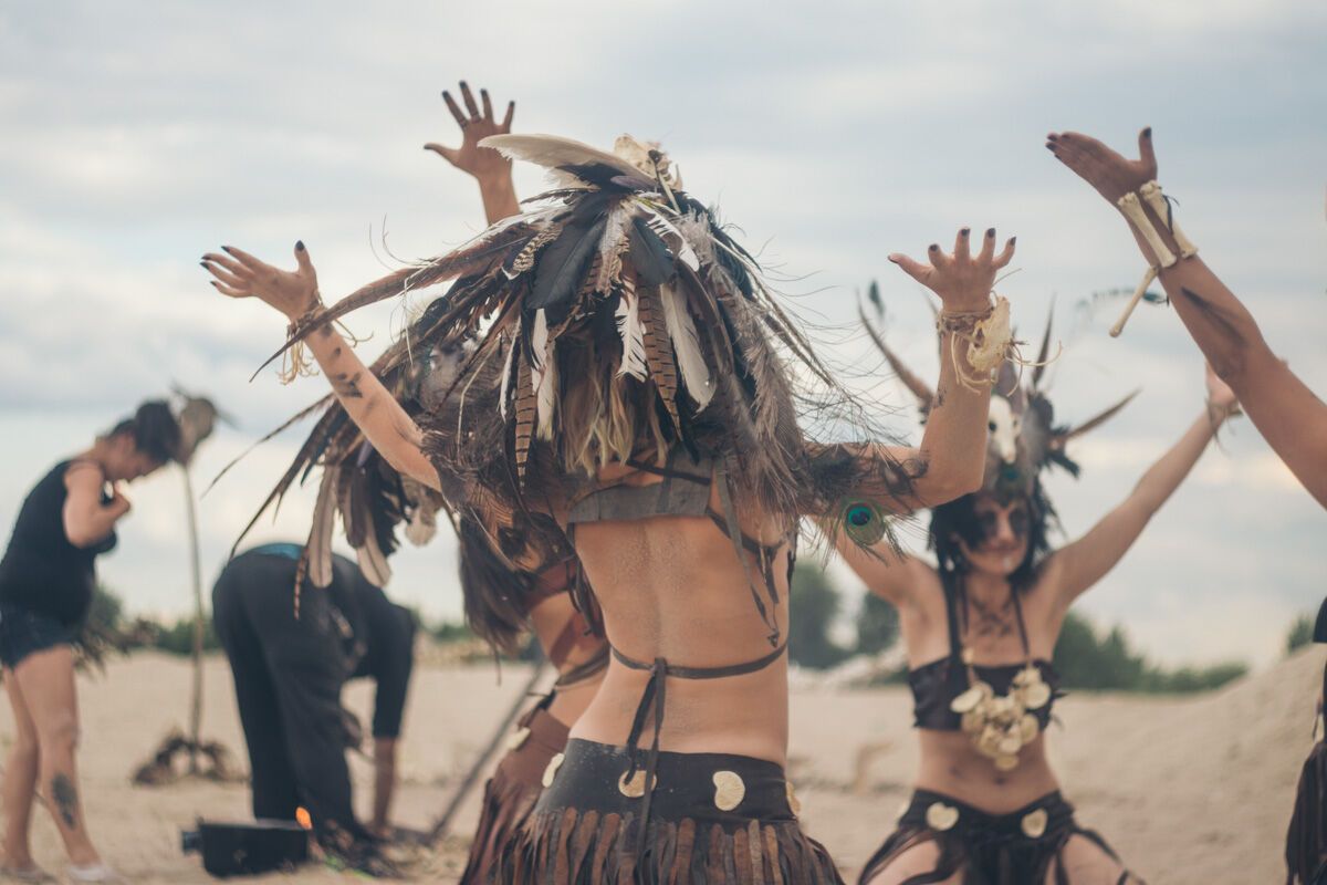 В Киеве амазонки устроили танцы с огнем: видео