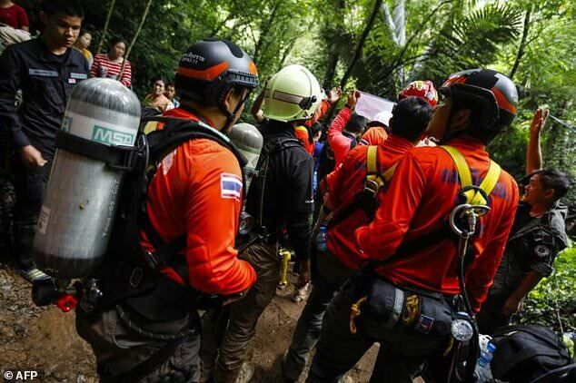 "Они живы": в Таиланде третьи сутки ищут пропавших в пещере футболистов