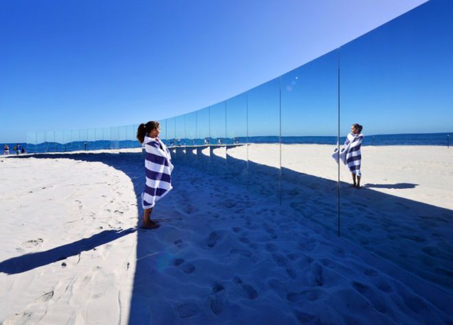 В Австралии пляж превратили в зеркальный "необитаемый остров": фото 
