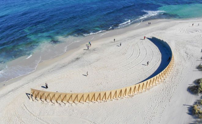 В Австралии пляж превратили в зеркальный "необитаемый остров": фото 