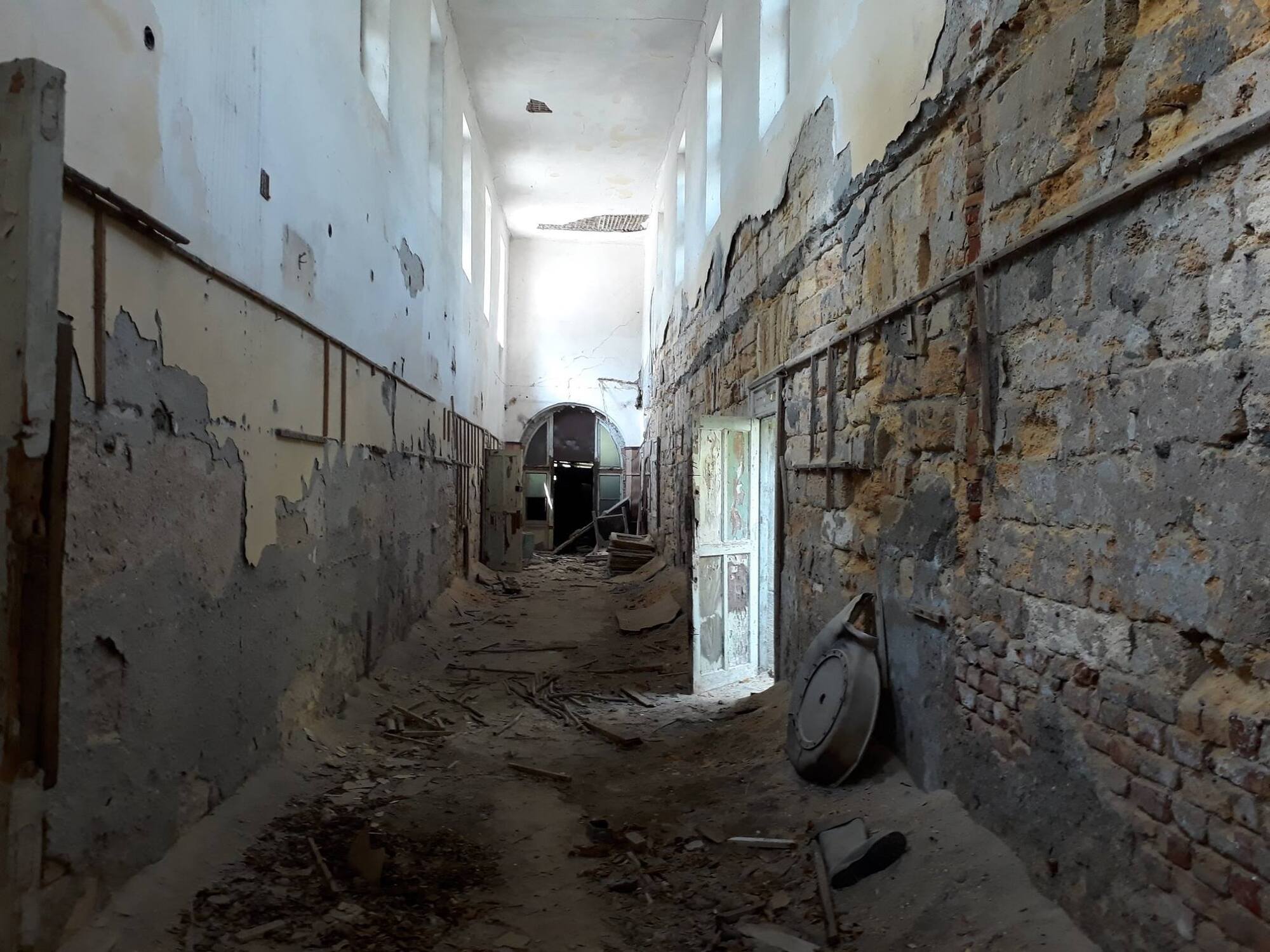 Руїни і голоси людей: на що перетворилася лікарня в Куяльнику (фото)