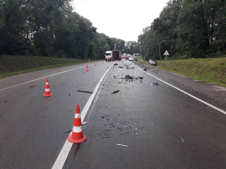 Посол Швейцарии попал в тройное ДТП на Львовщине: первые фото с места ЧП