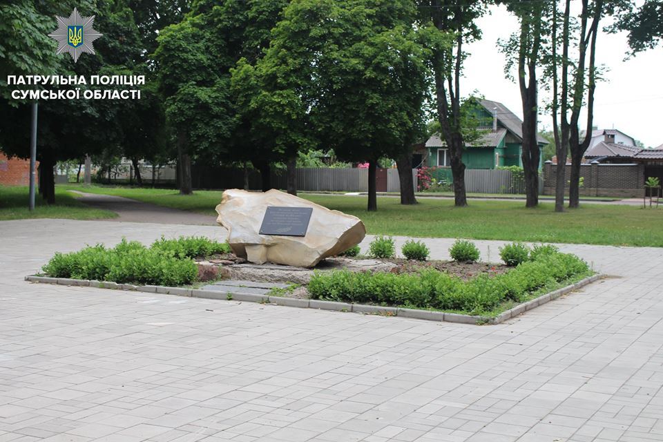В Сумах подростки осквернили памятник "Небесной сотни"