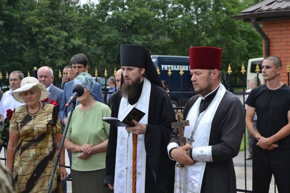 В Україні попрощалися з полеглим на Донбасі героєм: зворушливі фото