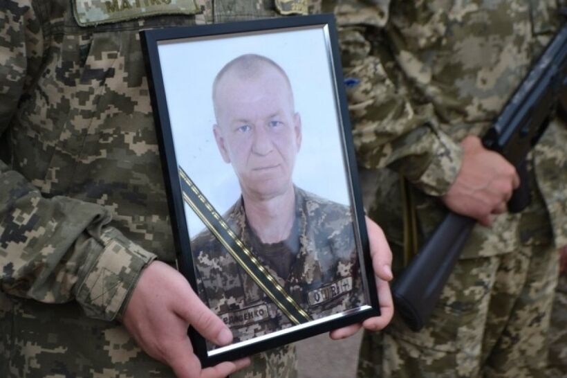 В Украине попрощались с павшим на Донбассе героем: трогательные фото