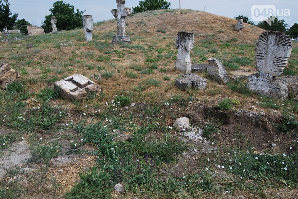 Под Одессой уничтожают уникальное кладбище: фото