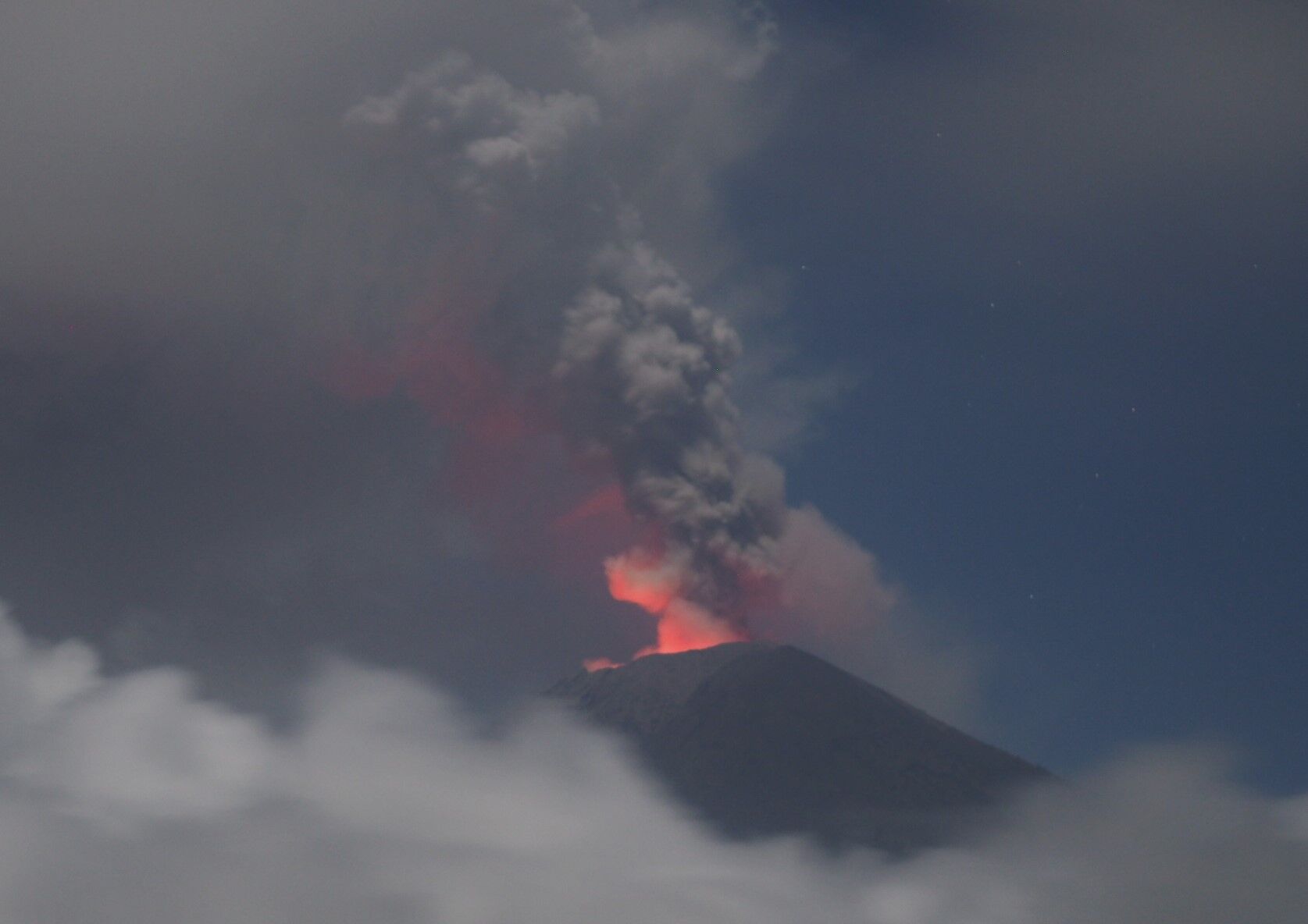 Стовп попелу у 2,5 км: на Балі розбушувався вулкан. Апокаліптичні фото