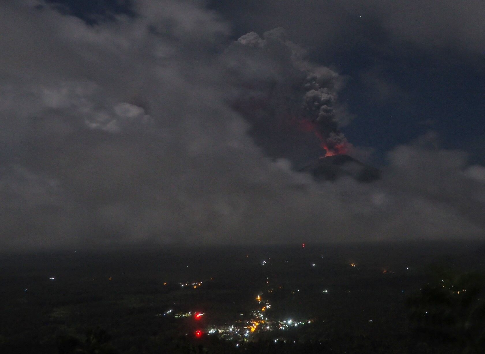 Столб пепла в 2,5 км: на Бали разбушевался вулкан. Апокалиптические фото