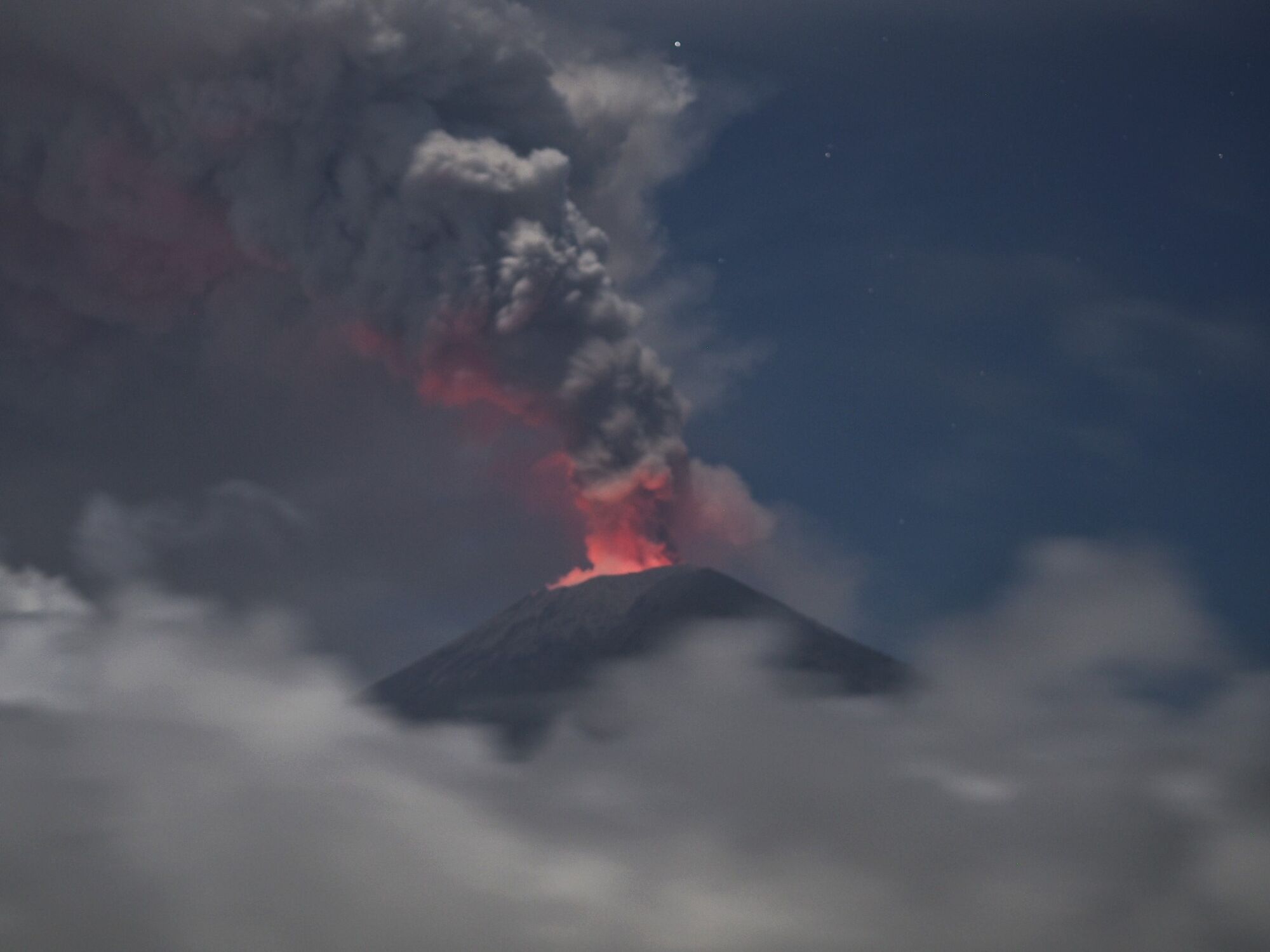 Столб пепла в 2,5 км: на Бали разбушевался вулкан. Апокалиптические фото