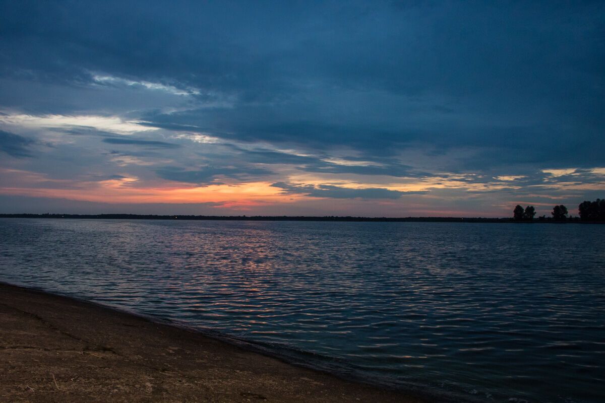 Світанок на Київському морі: з'явилися яскраві фото