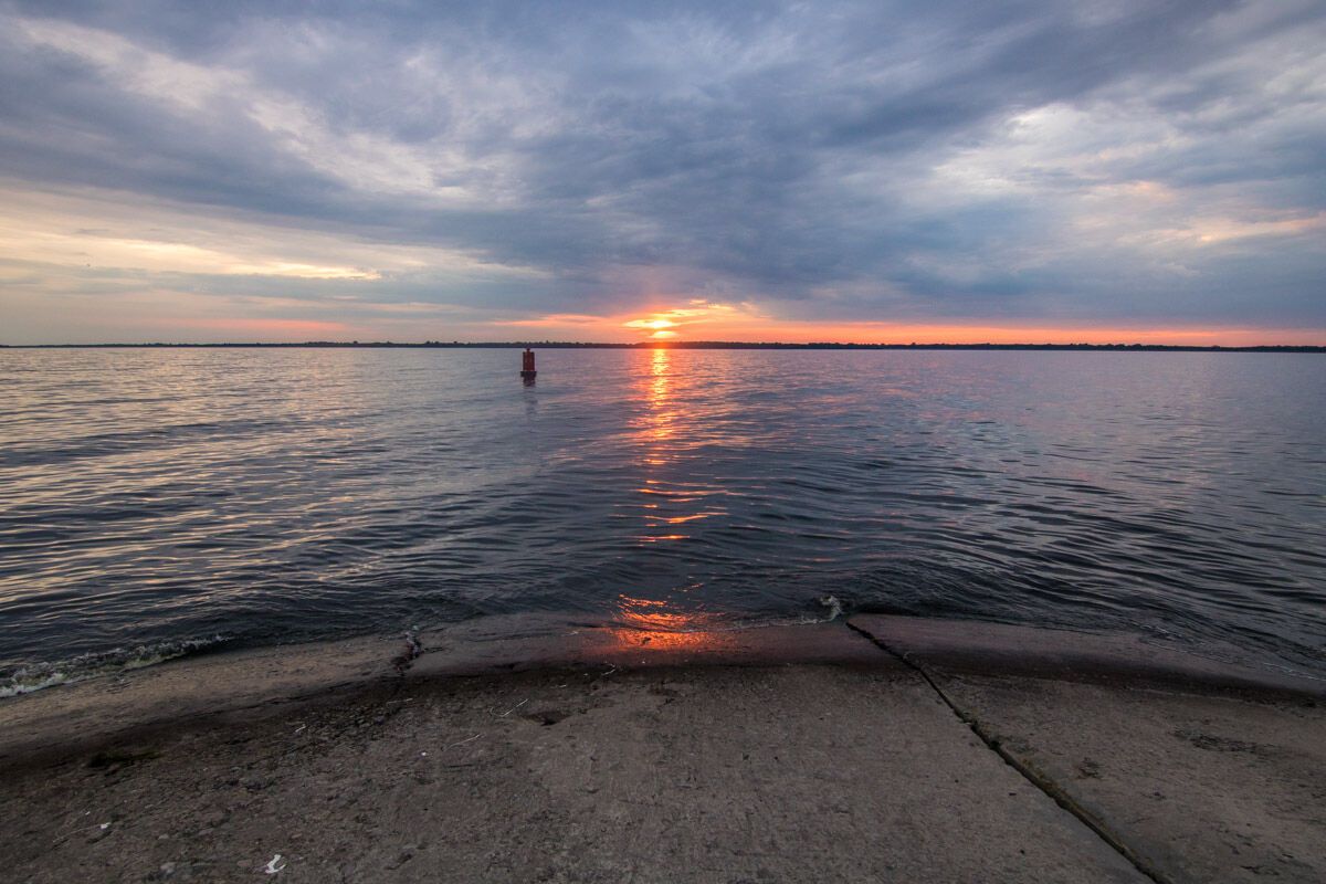 Світанок на Київському морі: з'явилися яскраві фото