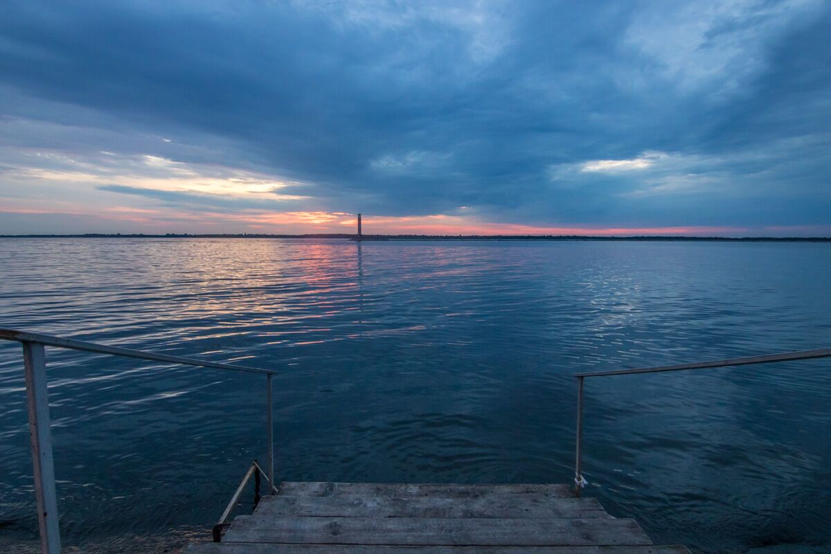 Рассвет на Киевском море: появились красочные фото