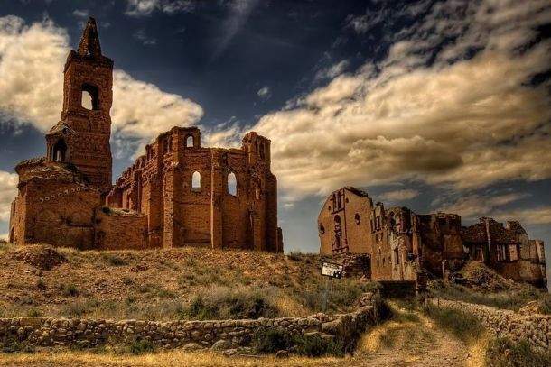 Призраки и разруха: заброшенный город в Испании. Фото