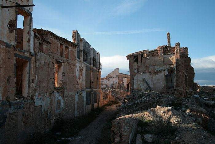 Призраки и разруха: заброшенный город в Испании. Фото