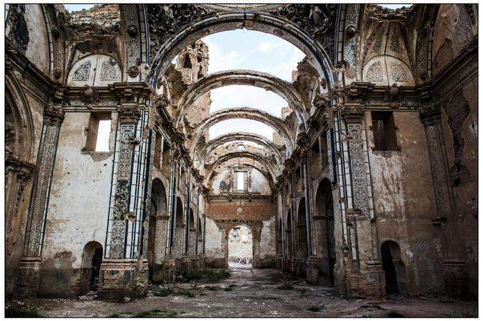 Привиди і розруха: покинуте місто в Іспанії. фото