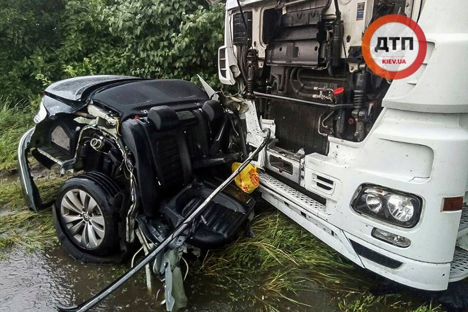 Разорвало пополам: под Киевом произошло страшное ДТП с грузовиком