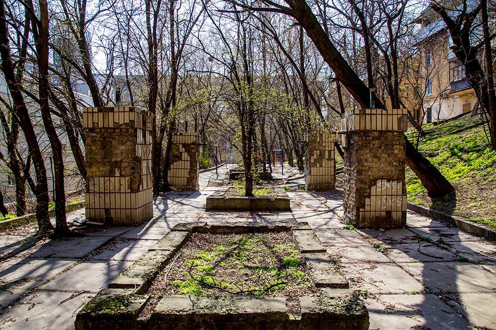 Необычные дворики и странные памятники Киева