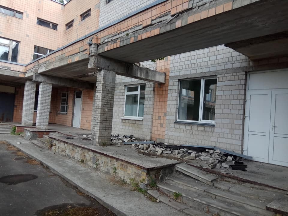 Под Киевом рухнула часть детской больницы: опубликованы фото 