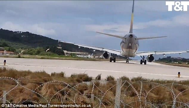 У Греції літак збив з ніг туриста: опубліковано відео