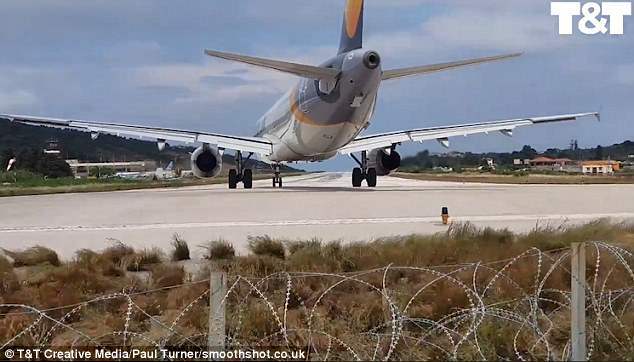 В Греции самолет сбил с ног туриста: опубликовано видео