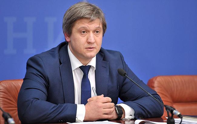 Данилюк хочет оставить украинцев за чертой бедности: сколько зарабатывает сам министр