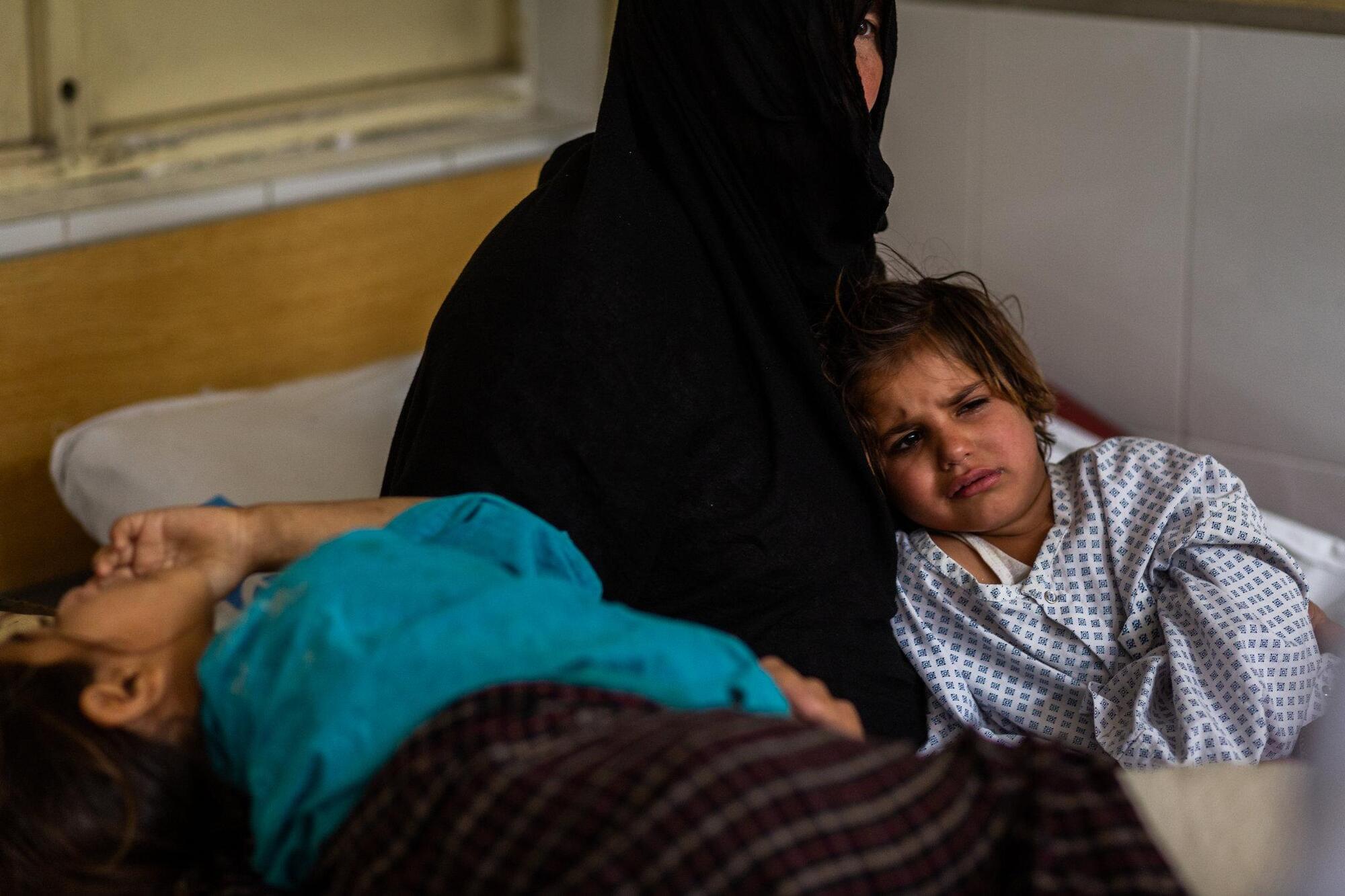 "Мне хотелось плакать": 7 детей из одной семьи потеряли ноги из-за взрыва боеприпаса. Фоторепортаж