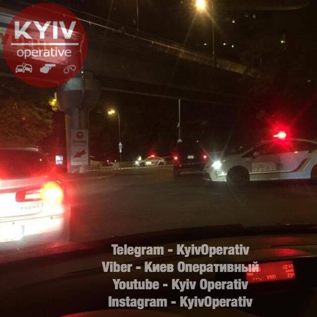 У Києві чоловік стрибнув з моста під автомобіль