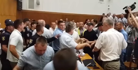 Депутати влаштували бійку в Тернопільській облраді: опубліковано відео