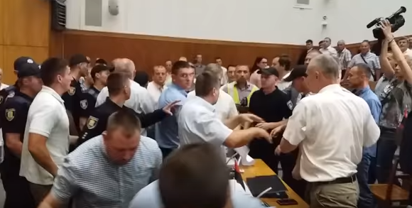 Депутаты устроили драку в Тернопольском облсовете: опубликовано видео