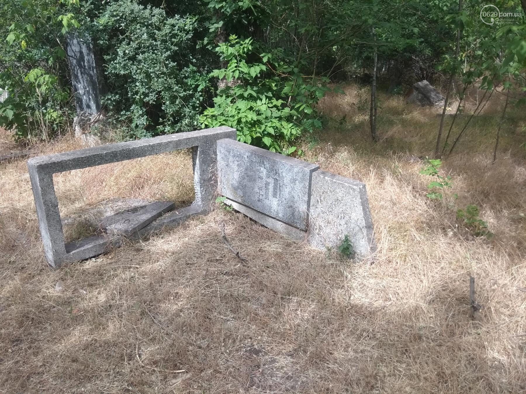 У Маріуполі спотворили надгробки XVIII століття на єврейському кладовищі. Фотофакт