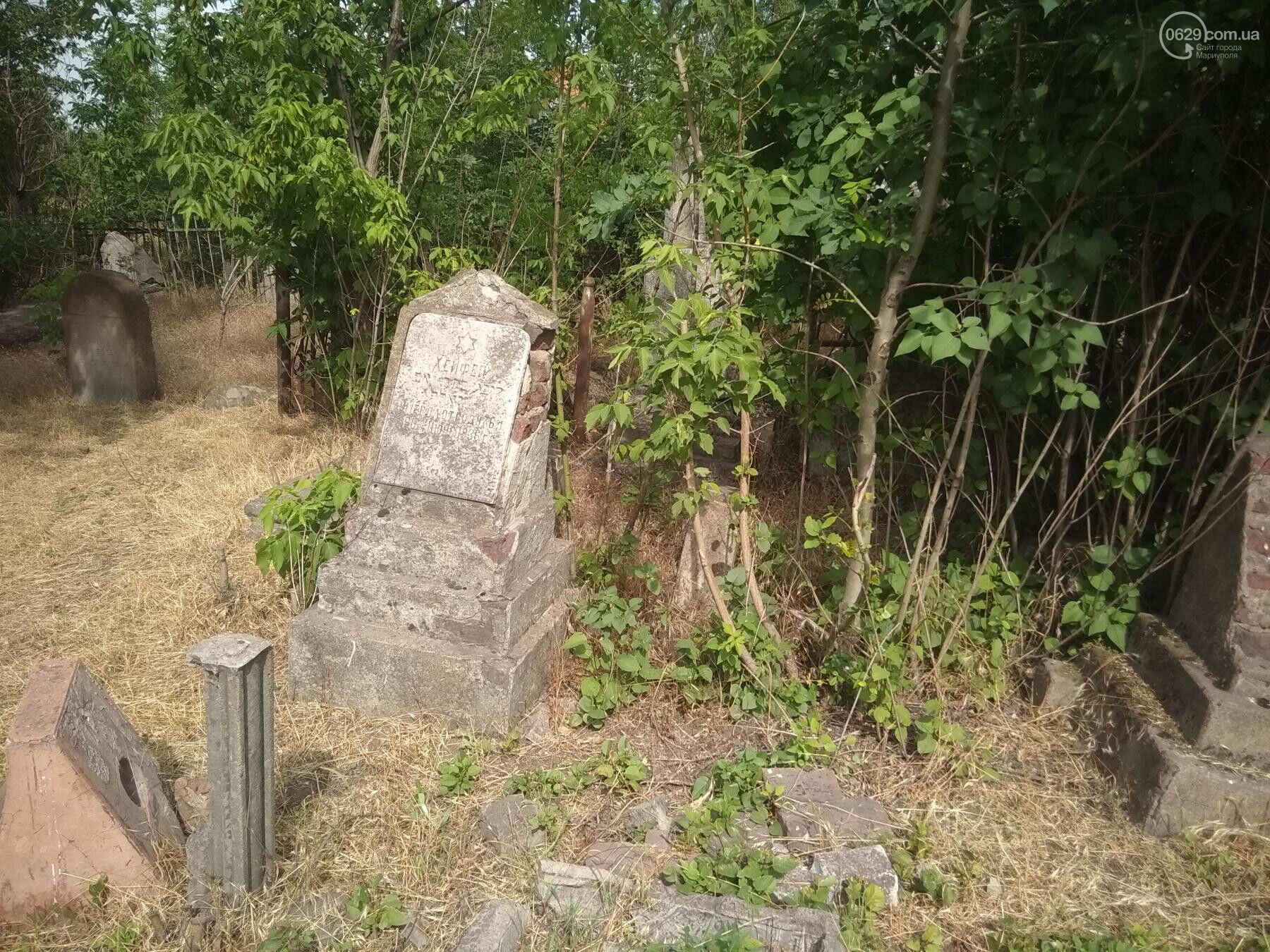 В Мариуполе изуродовали надгробия XVIII века на кладбище