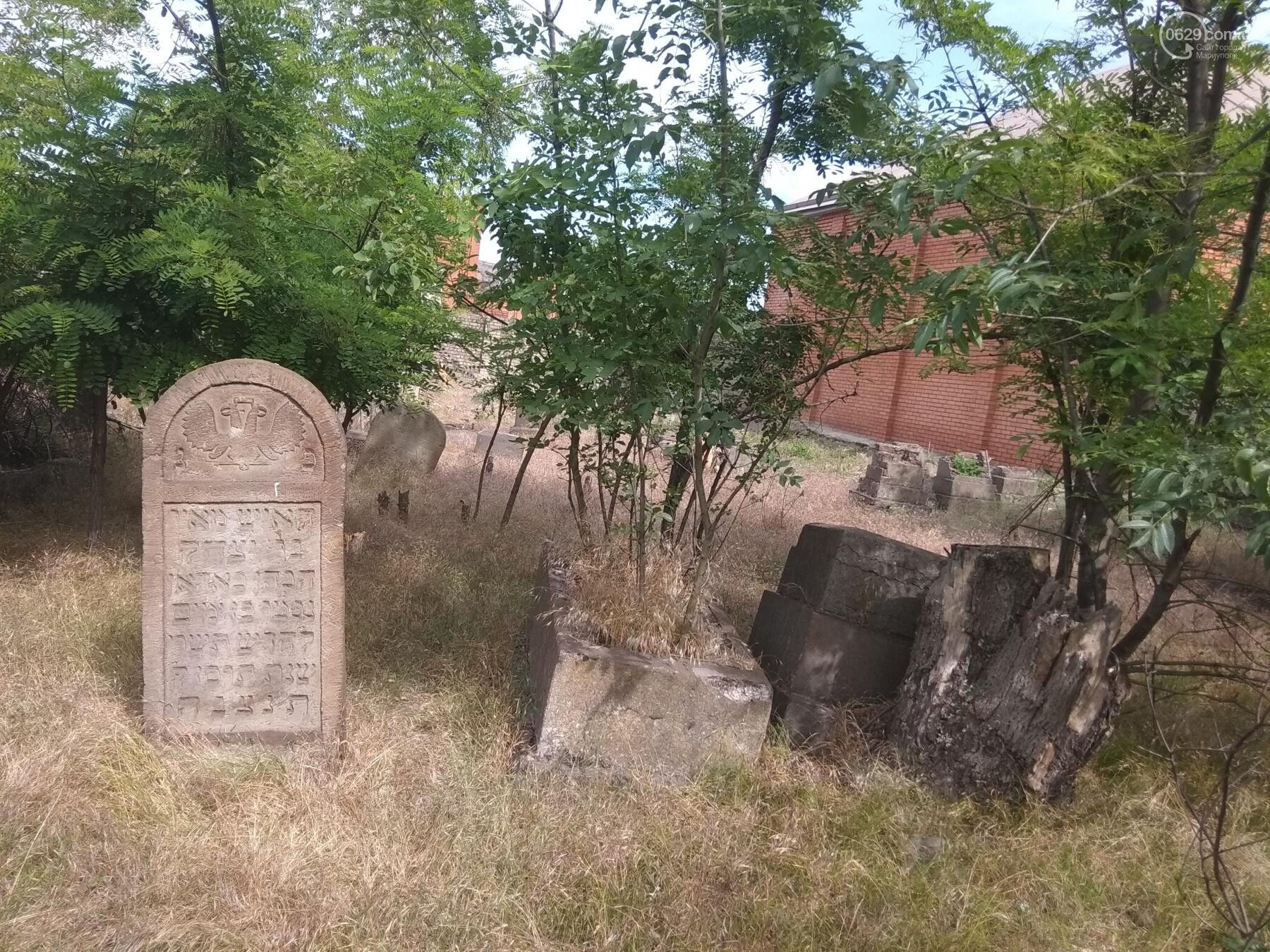 В Мариуполе изуродовали надгробия XVIII века на кладбище