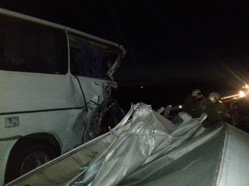 В России автобус с украинцами врезался в грузовик: фото ДТП