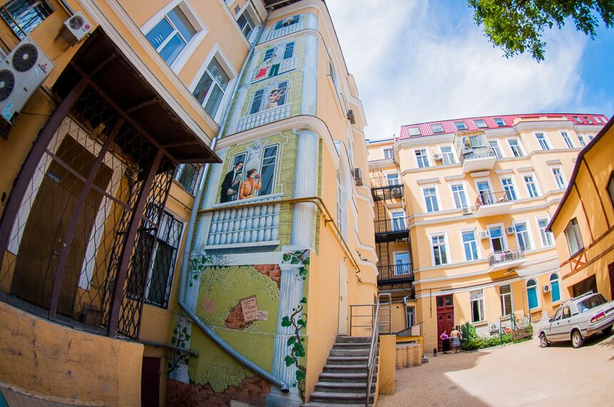 Неймовірний арт-дворик в центрі Одеси: яскраві фото