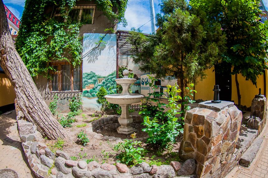 Неймовірний арт-дворик в центрі Одеси: яскраві фото