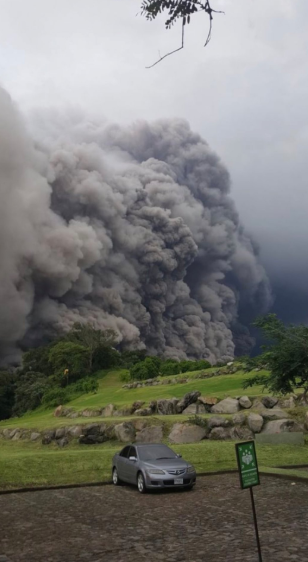 Глотает целые города: вулкан в Гватемале вспыхнул с новой силой