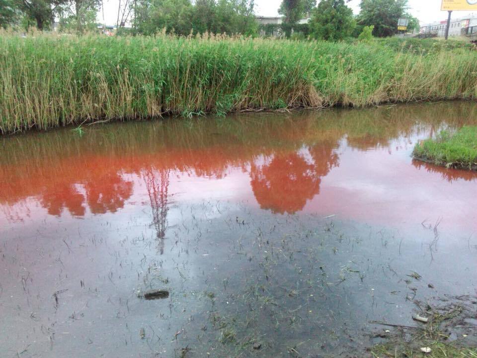 Как кровь: река в Запорожье внезапно поменяла цвет