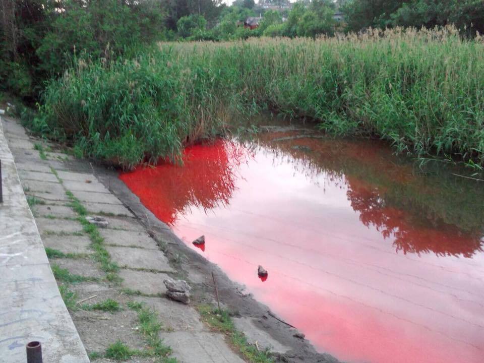 Как кровь: река в Запорожье внезапно поменяла цвет