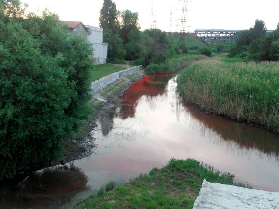 В Запорожье река внезапно поменяла цвет
