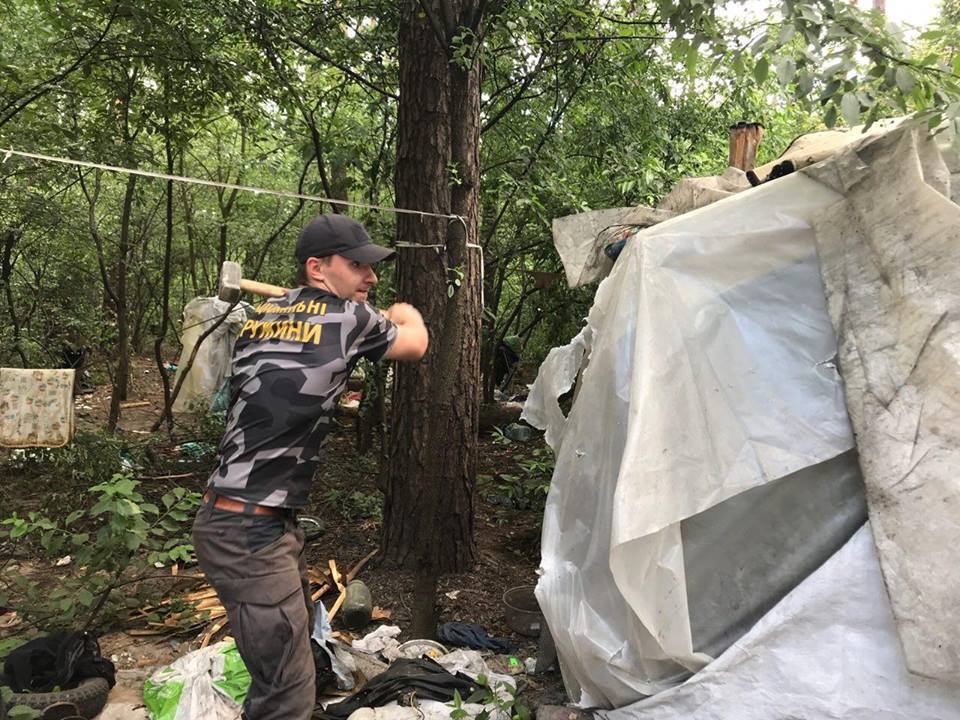 "Нацдружины" жестко разнесли лагерь ромов в Киеве