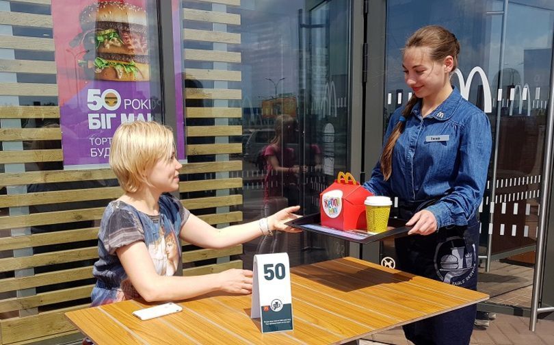 В Киеве в одном из McDonald's появились официанты