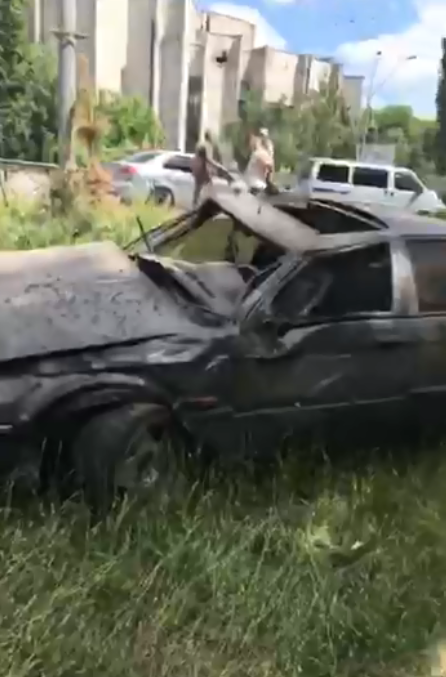 В Киеве автомобиль вылетел на тротуар у парка: есть пострадавшие