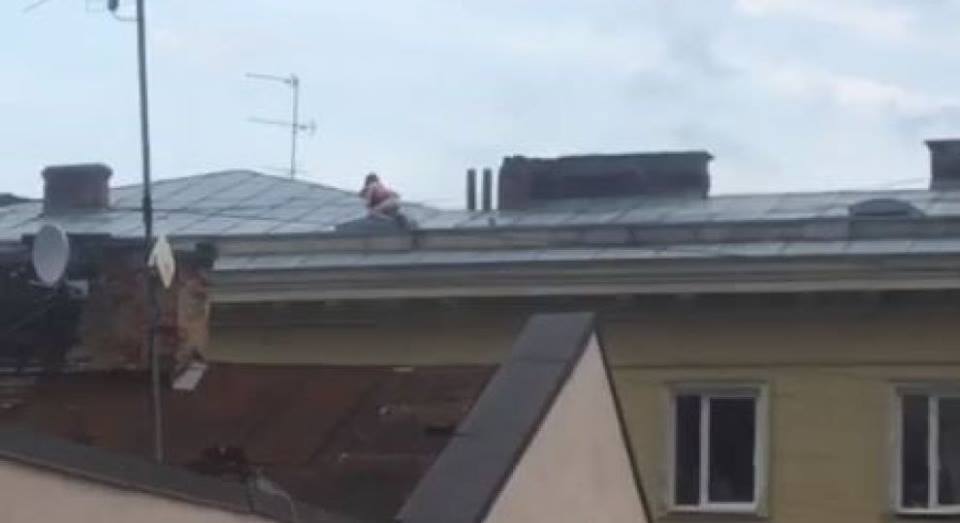 Во Львове пара занималась сексом на крыше дома: видеофакт