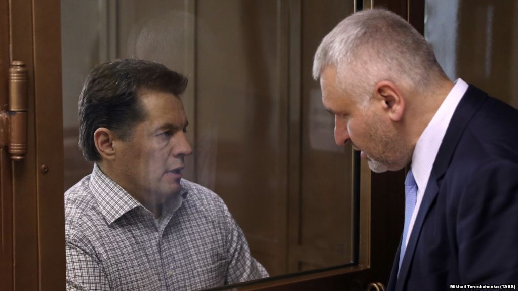 Роман Сущенко со своим защитником Марком Фейгиным на оглашении приговора Московского горсуда