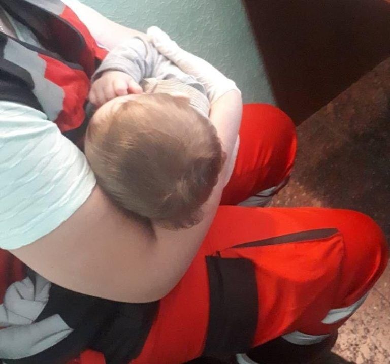 У Києві засікли "неадекватну" мати з немовлям: фото