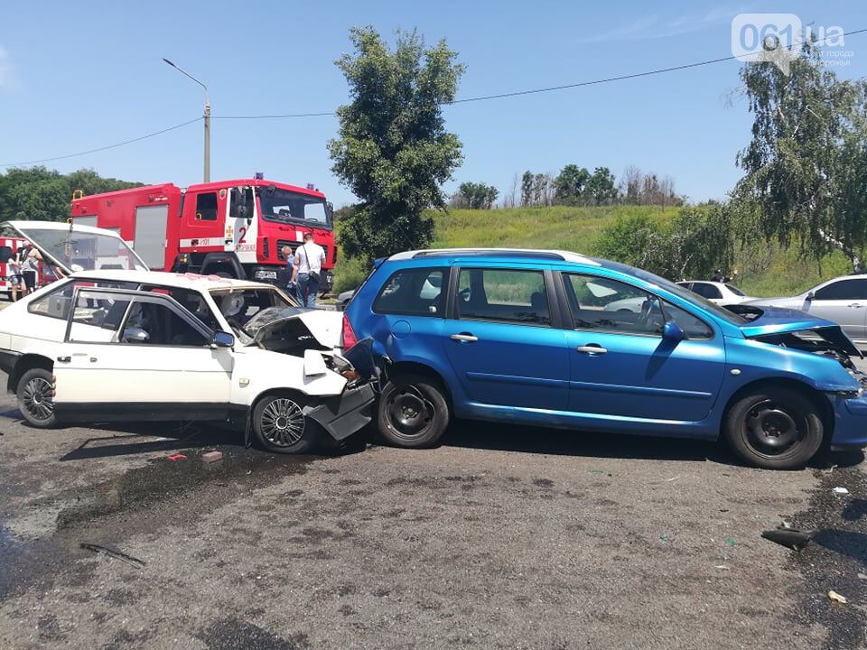 У Запоріжжі сім'я з дітьми потрапила в смертельне ДТП: фото і відео 18+